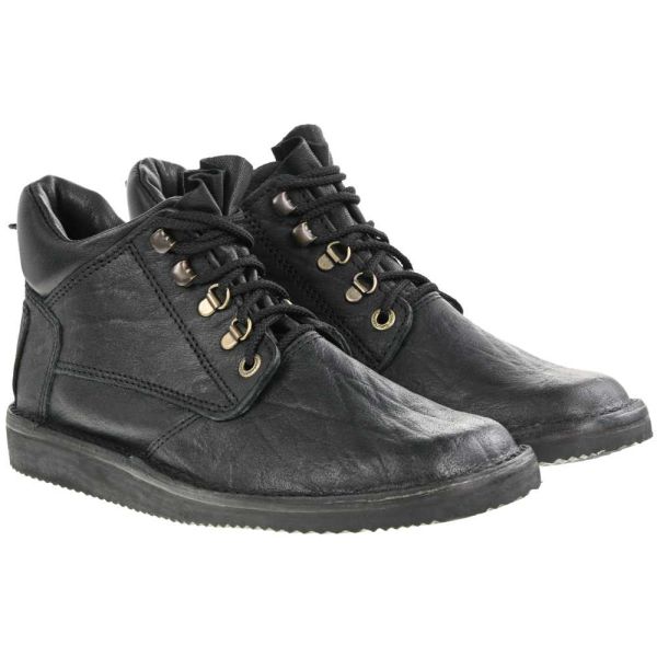 Courteney Hunter in Black Buffalo Leather